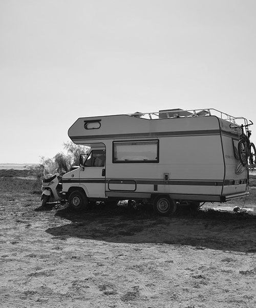 camping car bord mer bleu