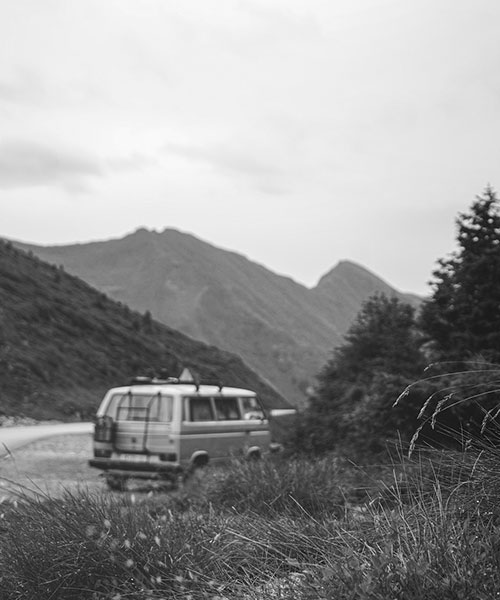 camping car montagne bleu