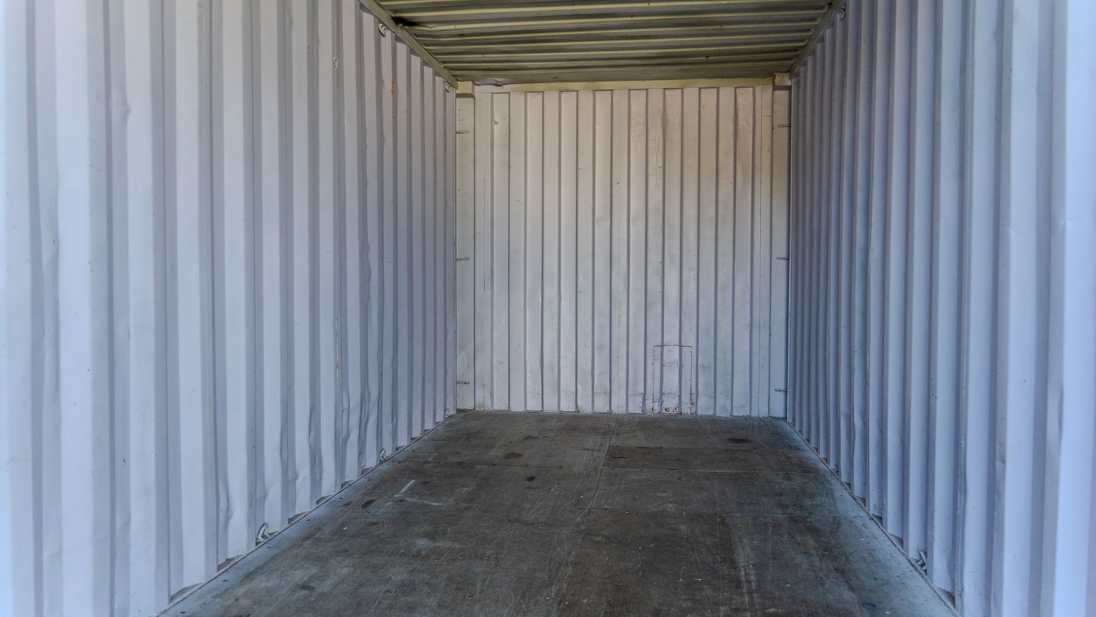 Intérieur d’un conteneur de stockage vide et propre