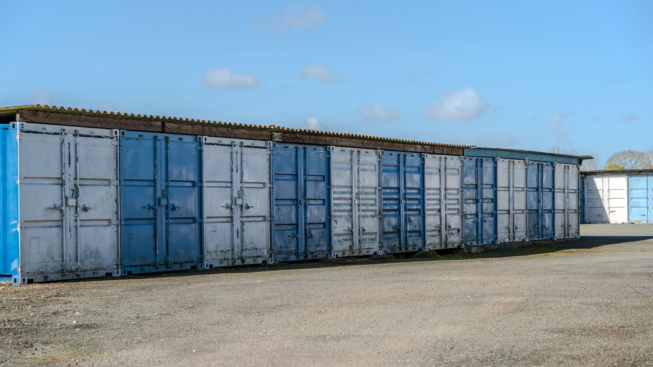 Rangée de conteneurs de stockage bleus et blancs